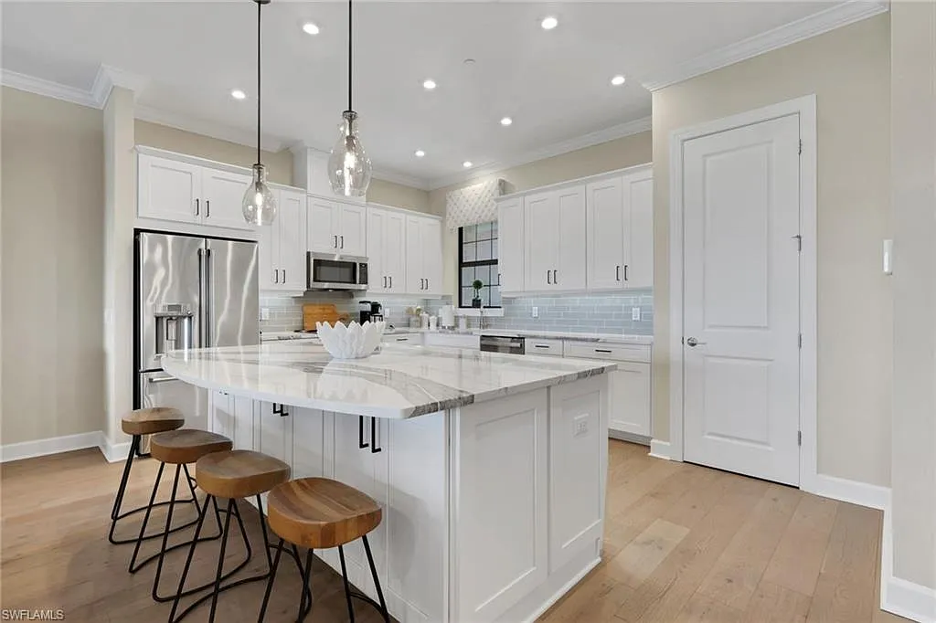 3 bed, 2.5 bath, 2343 sqft, $8,500 — Photo 2