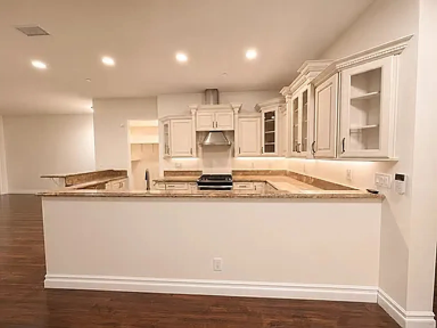 5 bed, 3812 sqft, $7,000 — Photo 3