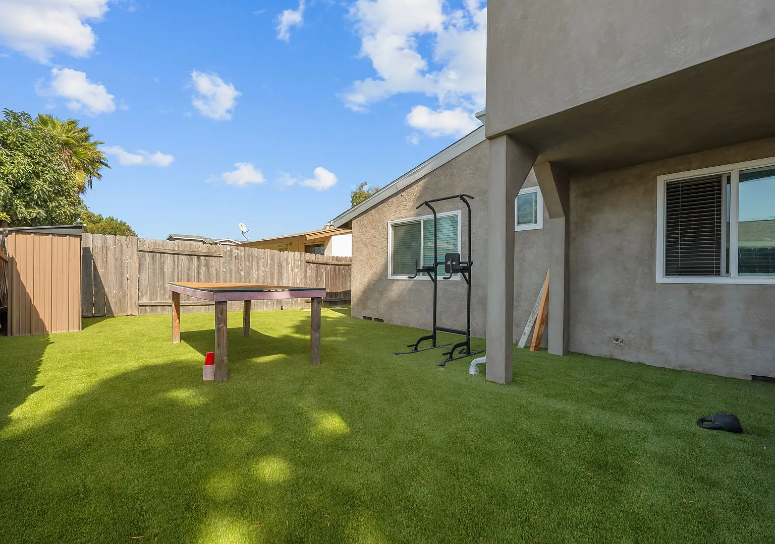 Turfed yard + balcony! — Photo 1