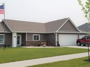 1509 Valley Bluffs Dr, Minot, ND 58701