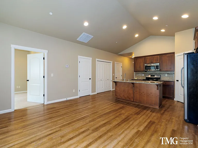 8223 NE 20th St — Photo 3