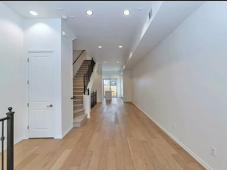 421 W 6th St #1016 — Photo 10