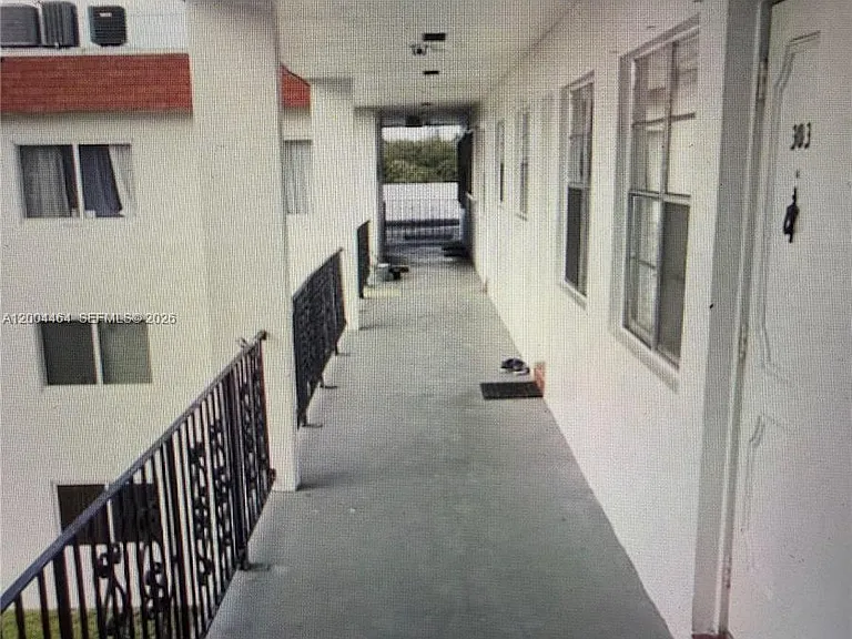2415 Lincoln St #305 — Photo 9