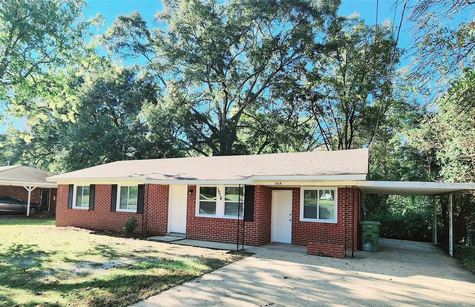 3 bed, 1.0 bath, 1213 sqft, $1,065 — Photo 2
