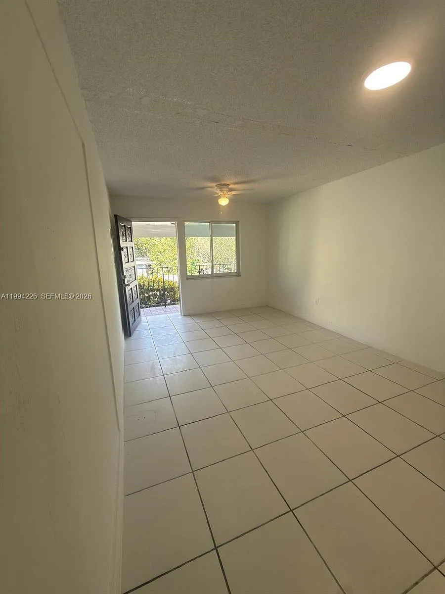 Building Photo - 2622 NW 24th St #3B