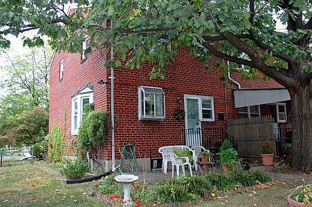 2 bay windows, patio