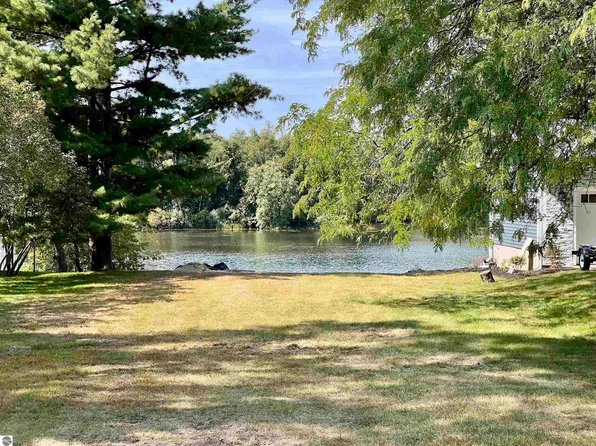 1255 Queensway Dr, Lake Isabella, MI 48893