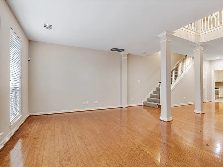 1007 W Bluff St — Photo 5