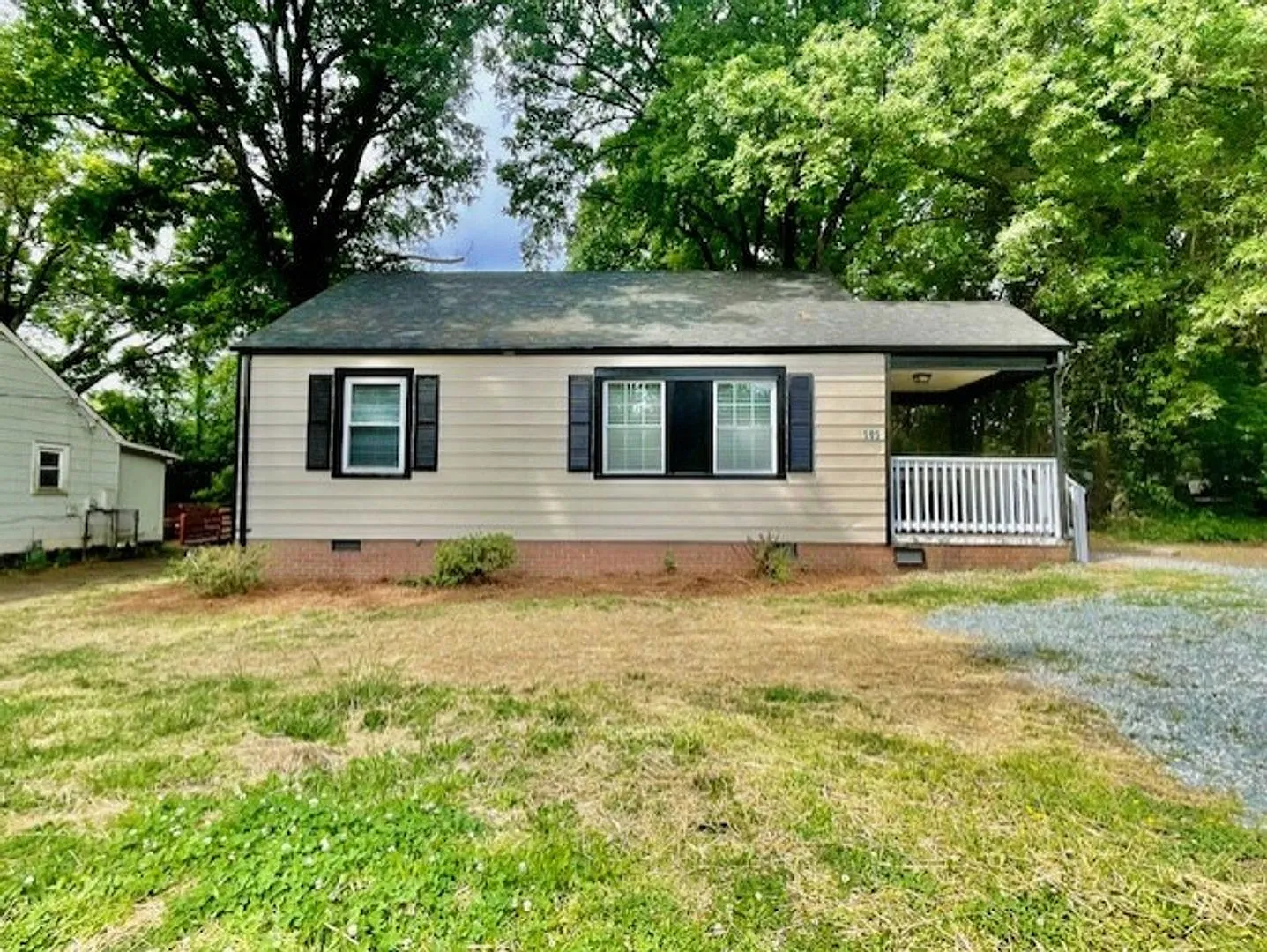 Ranch style 2 bedroom 1 bath home . Located near N. Graham St close to I-77 — Photo 2