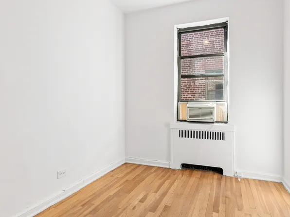 159-00 Riverside Drive West image 7 of 17