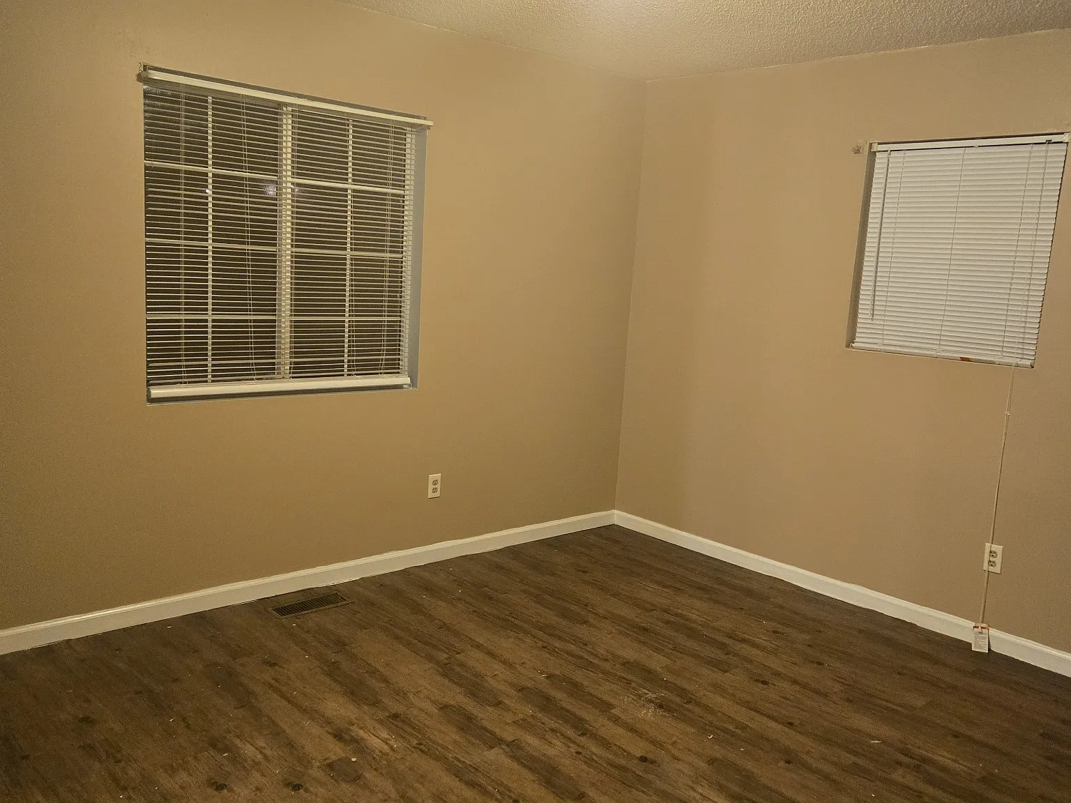 3 bed, 1001 sqft, $1,625 — Photo 2