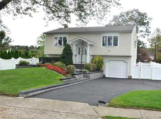 200 Blue Point Rd W, Holtsville, NY 11742