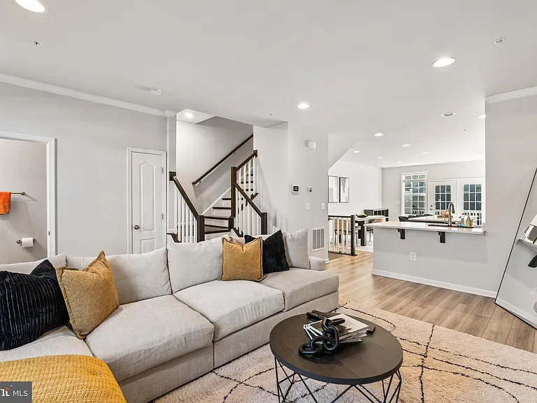 7709 Presidential Pkwy — Photo 13