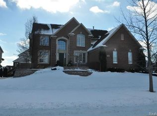 1094 Moran Dr, Rochester, MI 48307