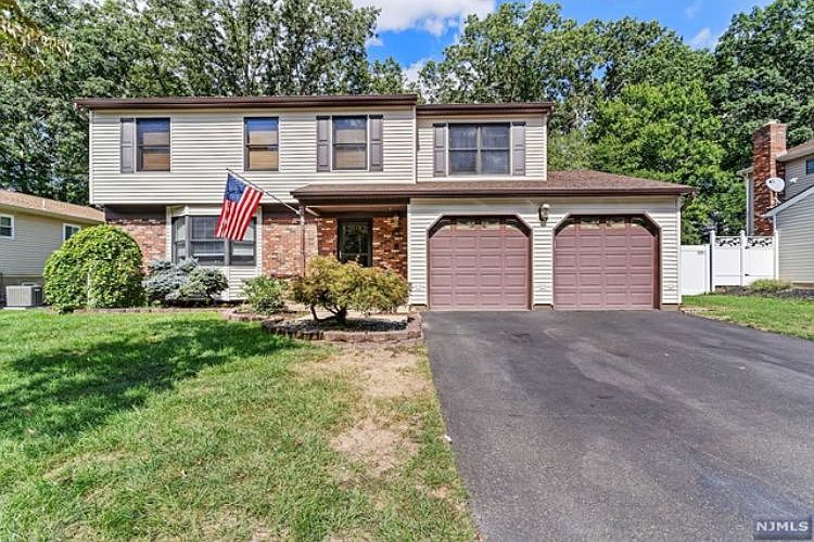 1st image of 11 Deer Hollow Dr
