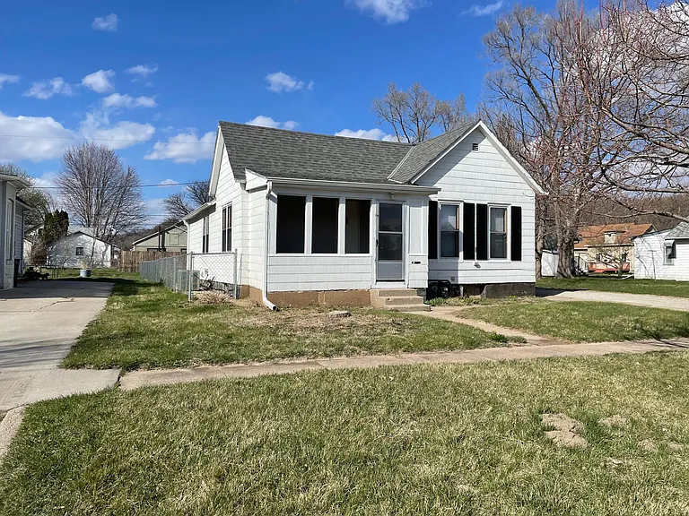 908 Avenue H — Photo 2