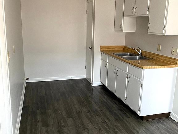 Updated kitchen. New appliances to be delivered before May 1.