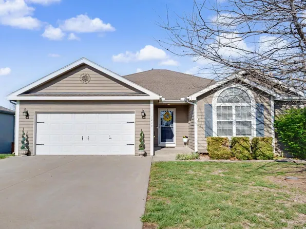 1413 Arrowwood Dr, Eudora, KS 66025