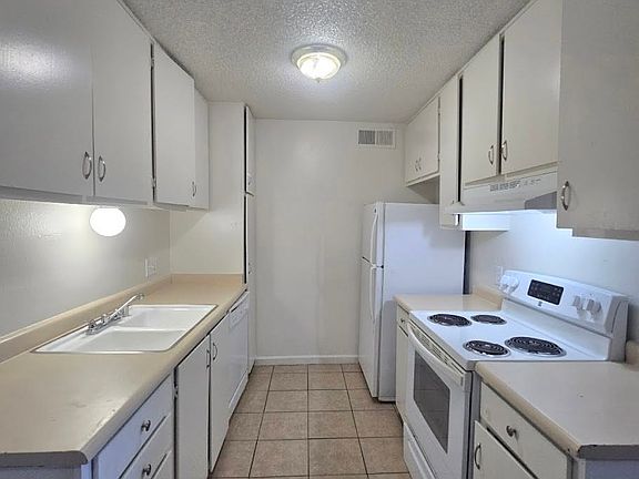 4th image of 1221 N Peach Ave APT 125