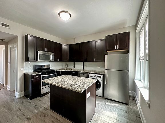 4th image of 909 N Leavitt St APT 3R