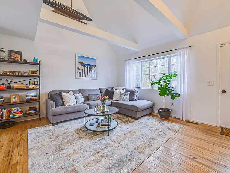 71 Hampton Rd — Photo 3