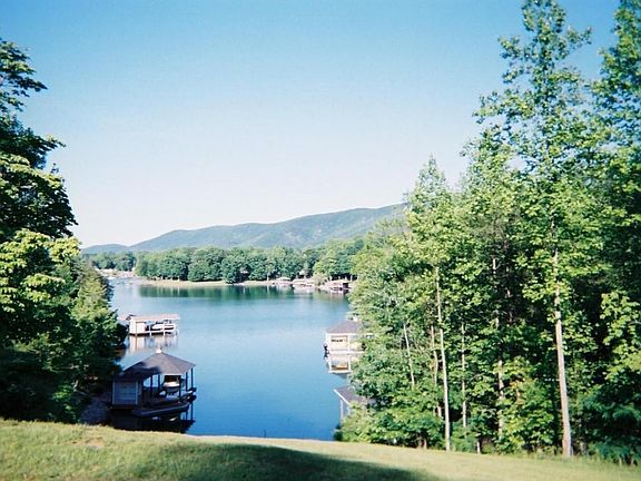 3rd image of 477 Southwood Dr