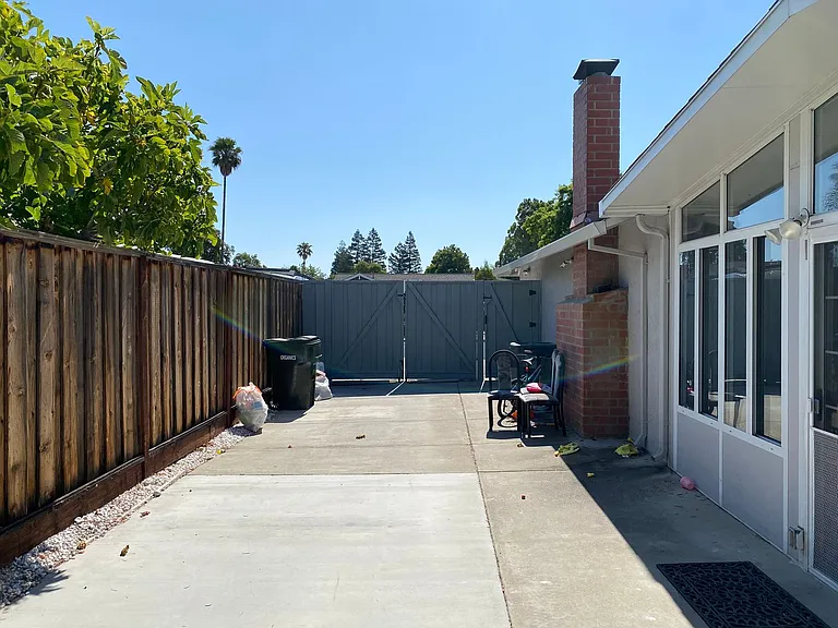 1650 Honeysuckle Rd — Photo 33