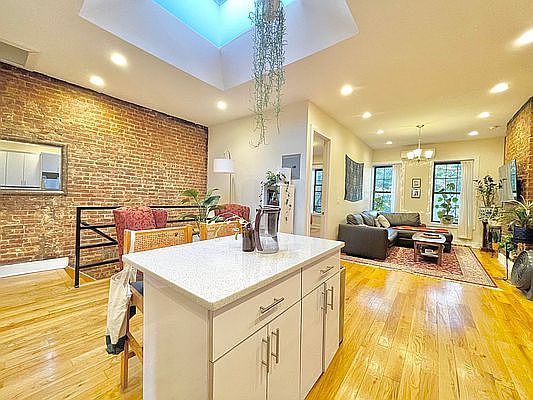 5th image of 426 Rogers Ave APT 3