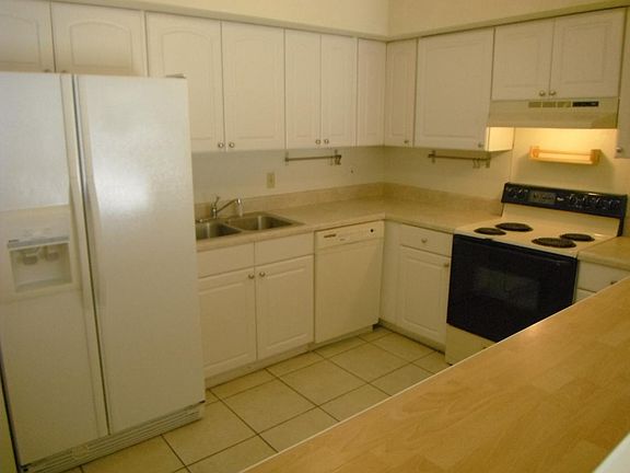 4th image of 886 Park Lake Cir #66