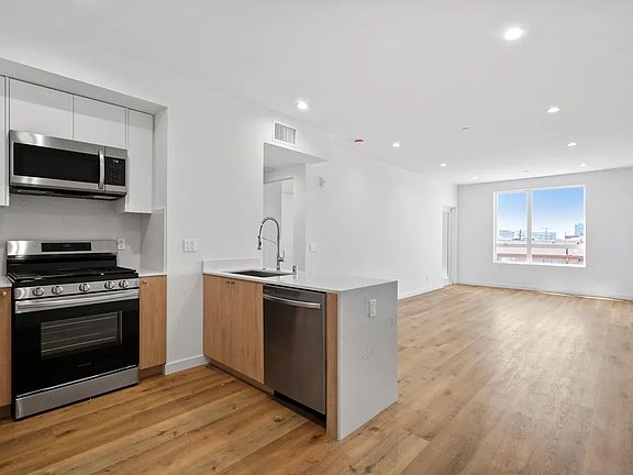 5th image of 222 N Manhattan Pl #201