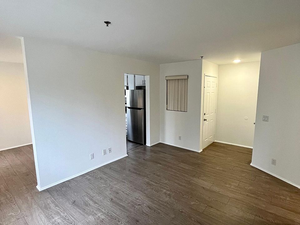 1st image of 555 Oak St APT 207