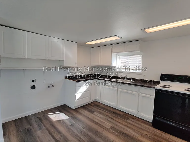 1110 Potter Ave — Photo 5