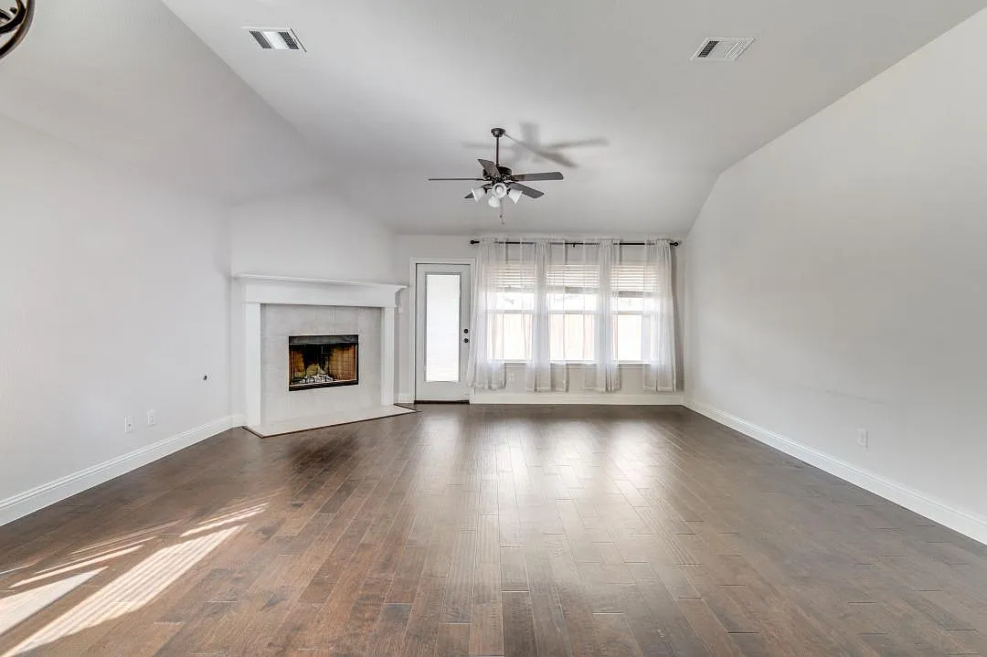 4 bed, 1849 sqft, $2,400 — Photo 2