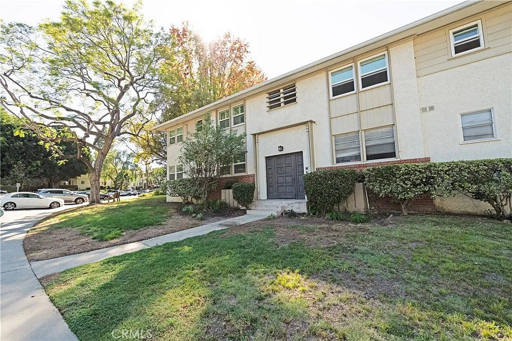 2 bed, 906 sqft, $3,000 — Photo 1