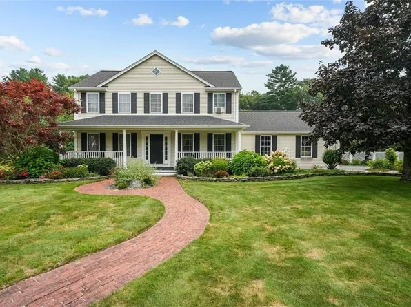 4 Narragansett Dr, North Smithfield, RI 02896