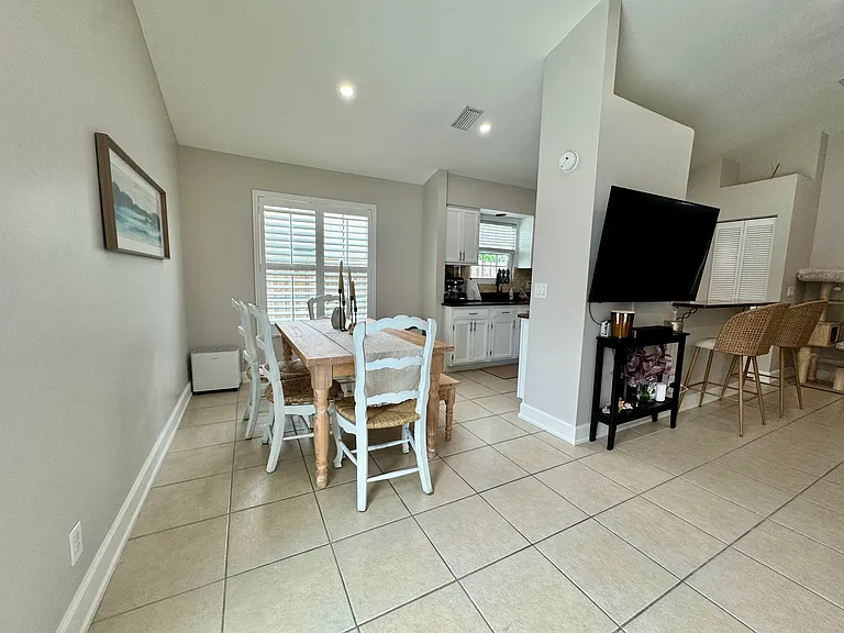 6135 Drake St — Photo 11
