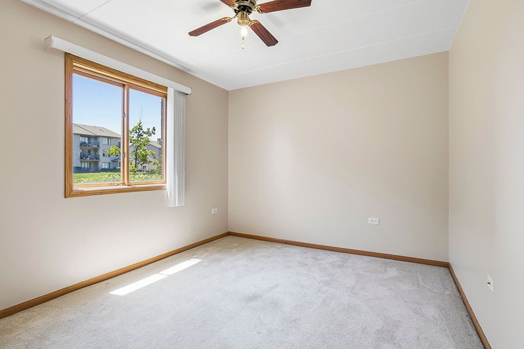 13934 Lavergne Ave APT 801, Crestwood, IL - More