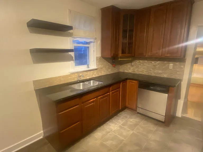 109 Algonquin Ave S — Photo 7