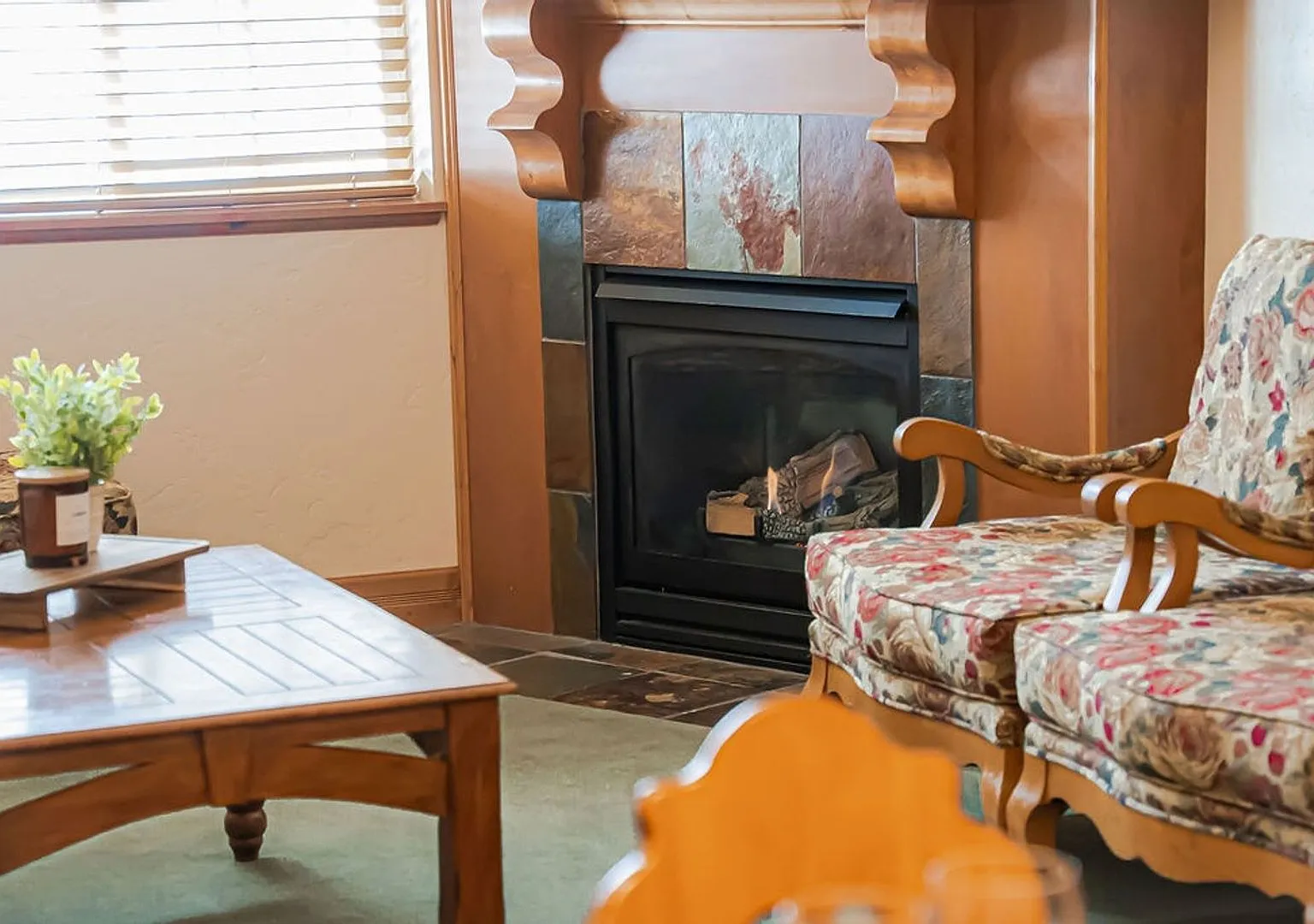 Top-Floor Mountainside Zermatt Villa Fully Furnished All Utilities Included — Photo 3