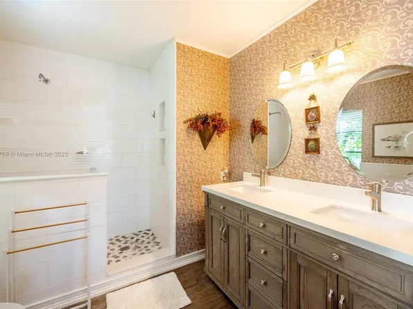 9909 NW 52nd Ln, Doral, FL 33178