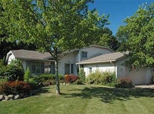 27391 Pineview Dr, Westlake, OH 44145
