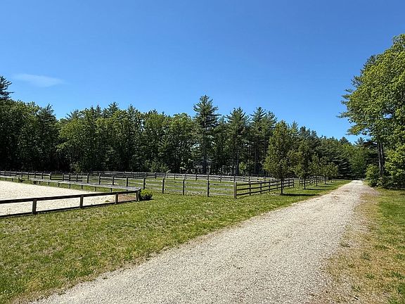 3rd image of 28 Deer Run Rd