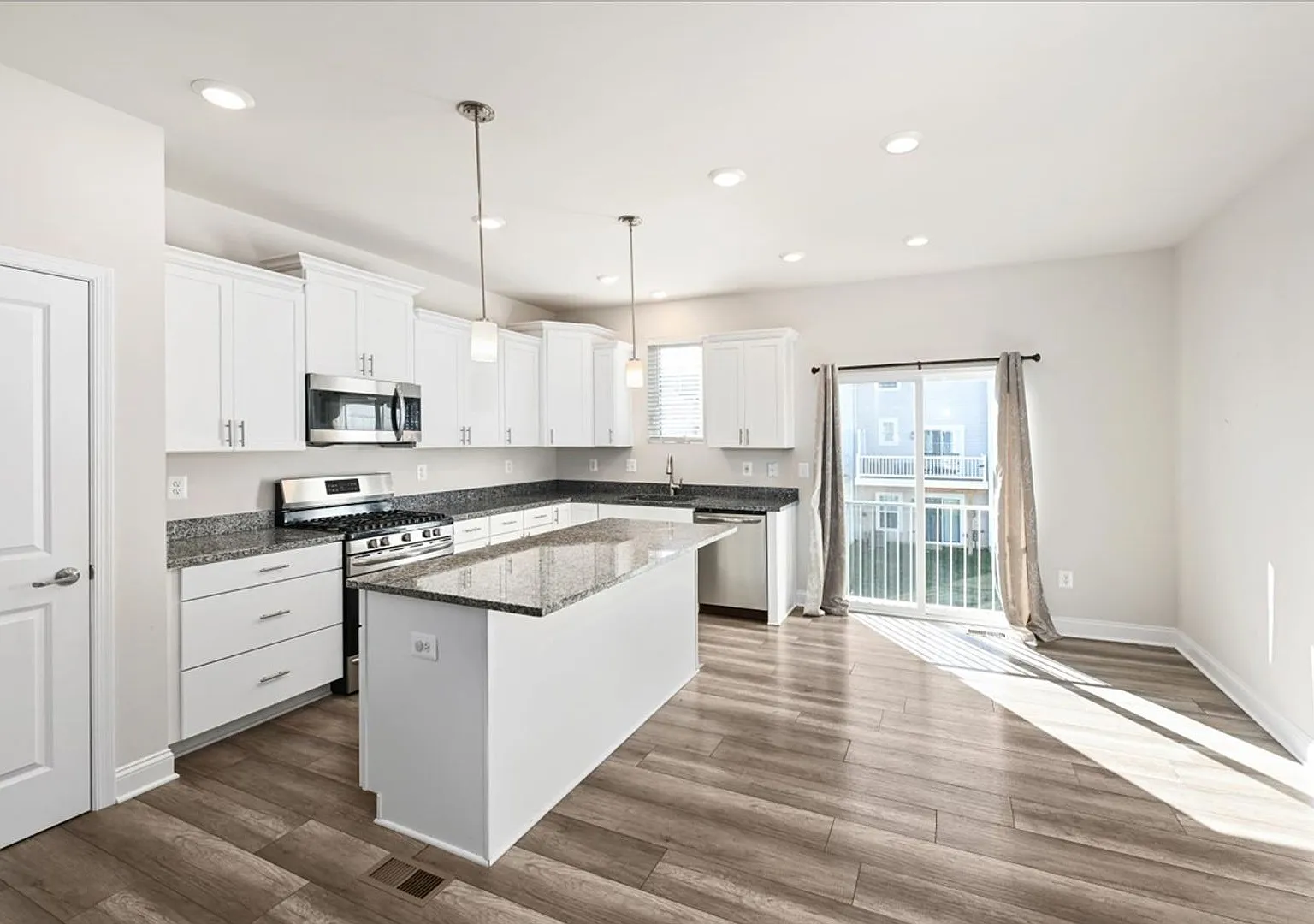 Plantation Lakes Townhome | $2,195/Month | 3 Bedrooms + Resort-Style Amenities — Photo 4