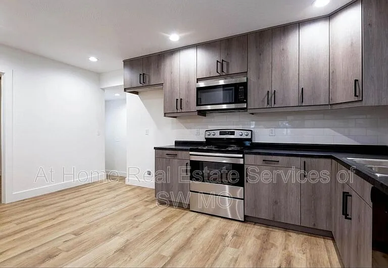 1539 S Fremont Ave — Photo 7