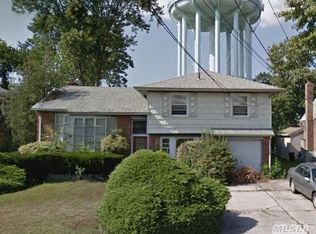 241 Center St, Williston Park, NY 11596