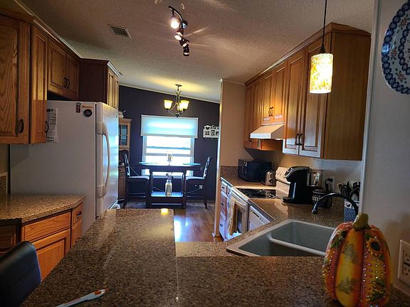 5th image of 405 Victoria Dr