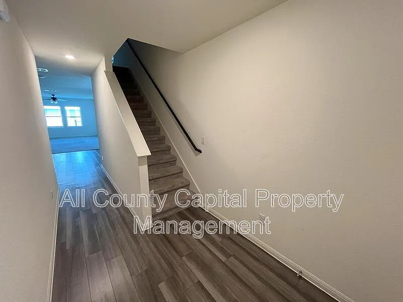 5 bed, 3.0 bath, 2618 sqft, $2,600 — Photo 2