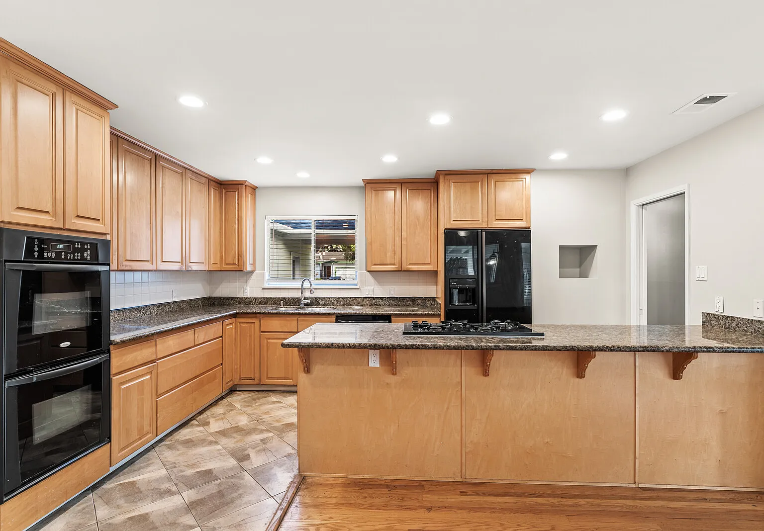 4 bed, 1900 sqft, $8,900 — Photo 3