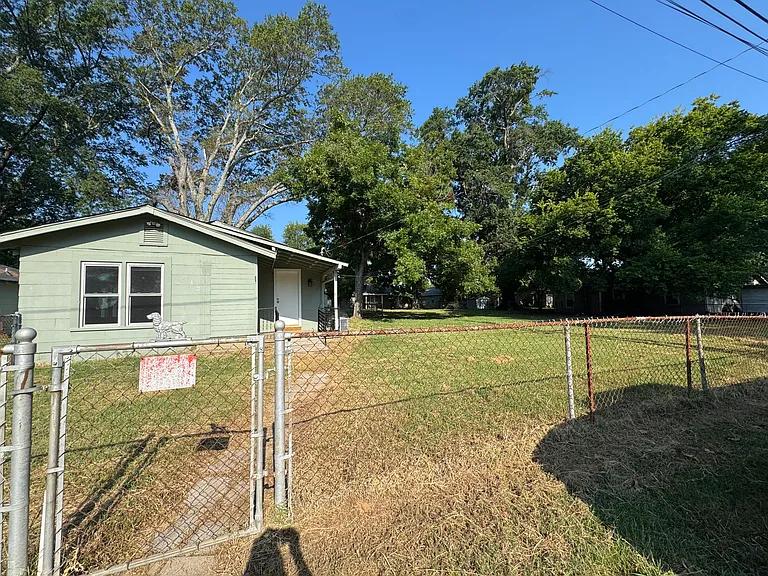 212 Crestview St — Photo 2