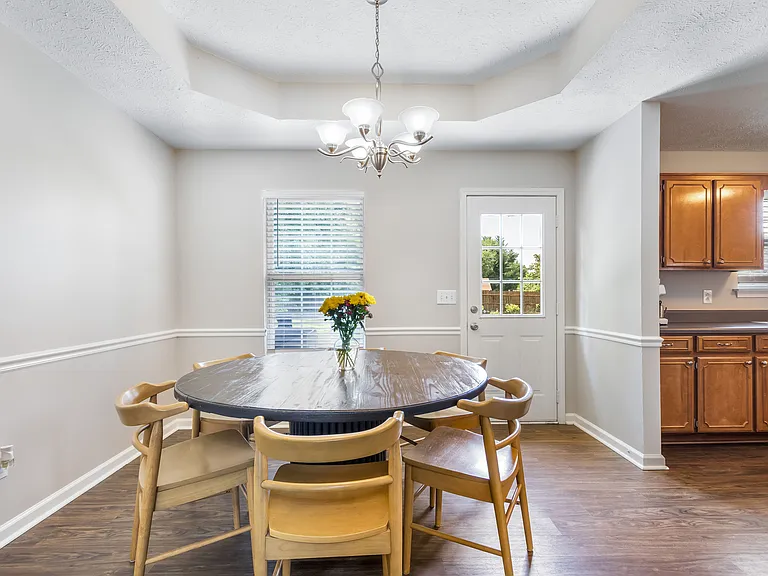 2423 Sawmill St — Photo 9